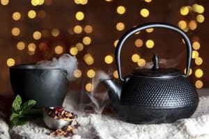 teh panas dan teko hitam