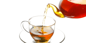 teh hitam dituang ke dalam gelas