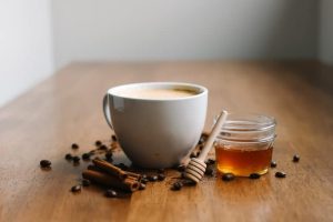 teh dan madu di atas meja